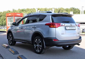 Подержанный автомобиль Toyota RAV4 2014 года (7 фото)