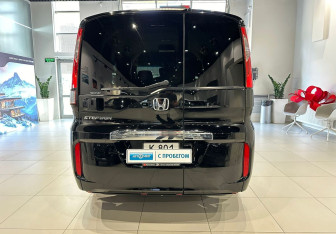 Подержанный автомобиль Honda Stepwgn 2017 года (5 фото)