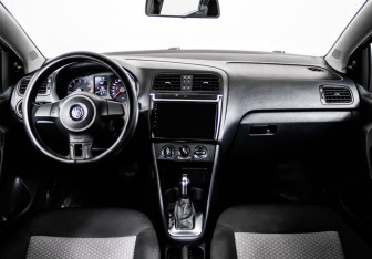 Подержанный автомобиль Volkswagen Polo Hatchback 2010 года (11 фото)