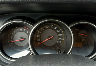 Подержанный автомобиль Nissan Tiida Hatchback 2007 года (22 фото)