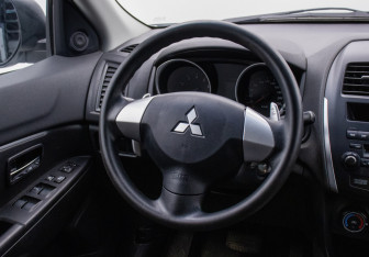 Подержанный автомобиль Mitsubishi ASX 2011 года (15 фото)