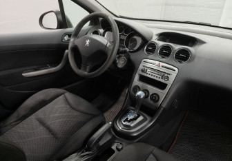 Подержанный автомобиль Peugeot 308 Hatchback 2010 года (10 фото)