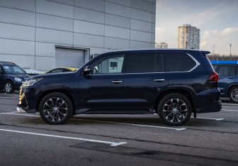 Подержанный автомобиль Lexus LX 2016 года (12 фото)