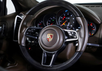 Подержанный автомобиль Porsche Cayenne 2015 года (13 фото)