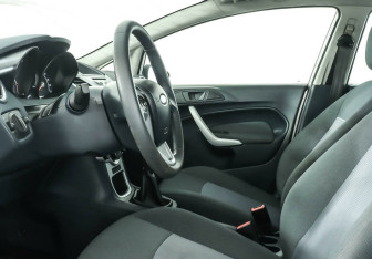Подержанный автомобиль Ford Fiesta Hatchback 2012 года (6 фото)