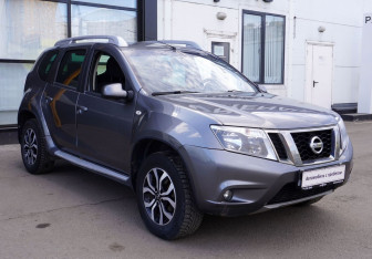 Подержанный автомобиль Nissan Terrano 2016 года (3 фото)