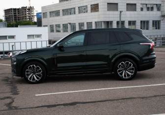 Подержанный автомобиль Lynk&Co 09 2024 года (8 фото)