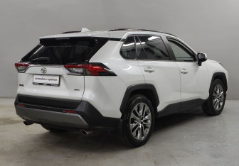 Подержанный автомобиль Toyota RAV4 2021 года (5 фото)