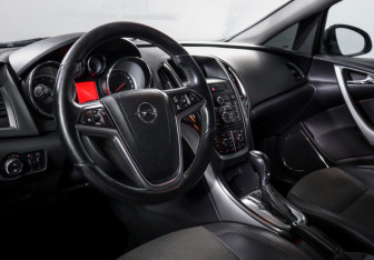 Подержанный автомобиль Opel Astra Hatchback 2012 года (14 фото)