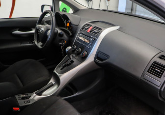 Подержанный автомобиль Toyota Auris Hatchback 2010 года (8 фото)