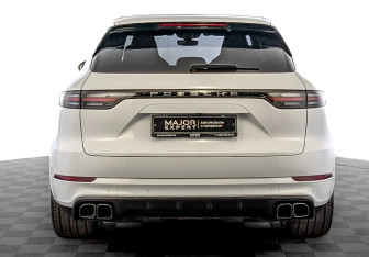 Подержанный автомобиль Porsche Cayenne 2020 года (6 фото)