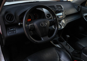 Подержанный автомобиль Toyota RAV4 2011 года (12 фото)