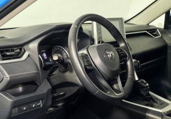 Подержанный автомобиль Toyota RAV4 2020 года (13 фото)