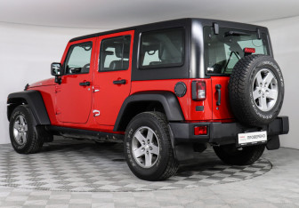 Подержанный автомобиль Jeep Wrangler 2011 года (7 фото)