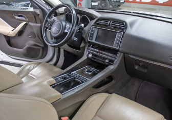 Подержанный автомобиль Jaguar F-Pace 2016 года (11 фото)