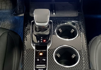 Подержанный автомобиль Hongqi HS3 2024 года (15 фото)