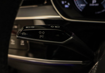 Подержанный автомобиль Audi A8 2018 года (11 фото)