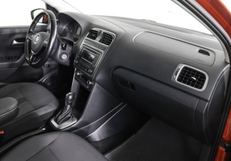 Подержанный автомобиль Volkswagen Polo Sedan 2016 года (10 фото)