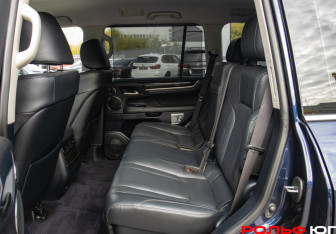 Подержанный автомобиль Lexus LX 2017 года (8 фото)
