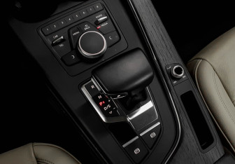 Подержанный автомобиль Audi A4 Sedan 2017 года (15 фото)