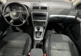 Подержанный автомобиль Skoda Octavia Liftback 2012 года (11 фото)