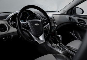 Подержанный автомобиль Chevrolet Cruze Wagon 2014 года (14 фото)