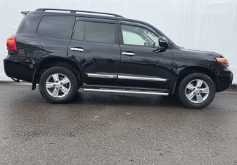 Подержанный автомобиль Toyota Land Cruiser Suv 2012 года (4 фото)