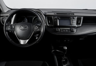 Подержанный автомобиль Toyota RAV4 2015 года (12 фото)
