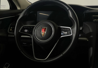 Подержанный автомобиль Hongqi H5 2023 года (14 фото)