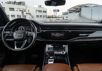 Подержанный автомобиль Audi Q8 2018 года (12 фото)