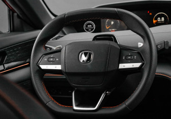 Подержанный автомобиль Changan UNI-V 2023 года (16 фото)