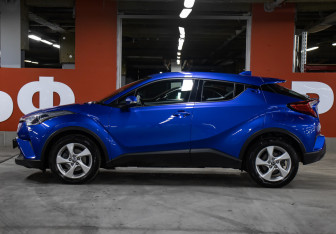 Подержанный автомобиль Toyota C-HR 2019 года (8 фото)