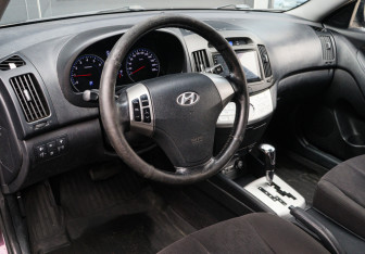 Подержанный автомобиль Hyundai Elantra Sedan 2010 года (8 фото)