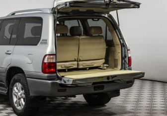 Подержанный автомобиль Lexus LX 2004 года (22 фото)