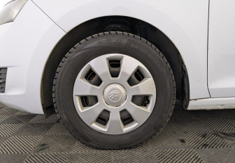 Подержанный автомобиль Skoda Rapid Liftback 2017 года (12 фото)