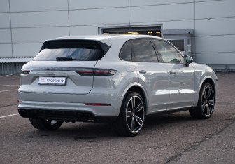 Подержанный автомобиль Porsche Cayenne 2023 года (5 фото)