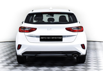 Подержанный автомобиль Kia Ceed Hatchback 2022 года (6 фото)