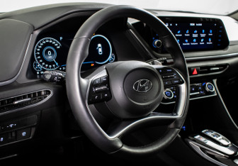 Подержанный автомобиль Hyundai Sonata 2022 года (13 фото)