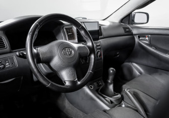 Подержанный автомобиль Toyota Corolla Sedan 2004 года (14 фото)