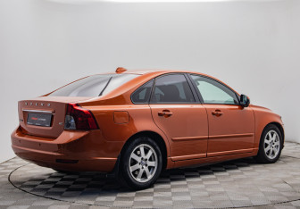 Подержанный автомобиль Volvo S40 2010 года (5 фото)