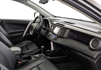 Подержанный автомобиль Toyota RAV4 2017 года (13 фото)