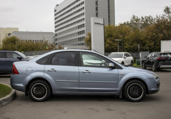 Подержанный автомобиль Ford Focus Sedan 2006 года (4 фото)