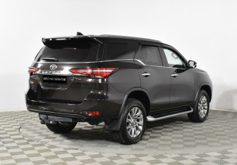 Подержанный автомобиль Toyota Fortuner 2020 года (3 фото)