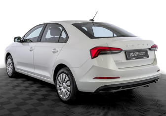 Подержанный автомобиль Skoda Rapid Liftback 2021 года (7 фото)