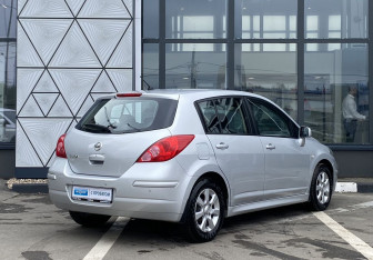 Подержанный автомобиль Nissan Tiida Hatchback 2010 года (5 фото)