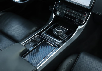 Подержанный автомобиль Jaguar XE 2018 года (15 фото)