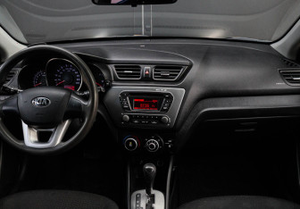 Подержанный автомобиль Kia Rio Hatchback 2013 года (9 фото)