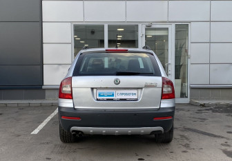 Подержанный автомобиль Skoda Octavia Wagon 2012 года (7 фото)