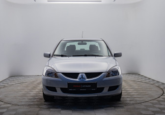 Подержанный автомобиль Mitsubishi Lancer Sedan 2004 года (2 фото)