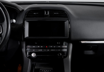 Подержанный автомобиль Jaguar F-Pace 2017 года (13 фото)